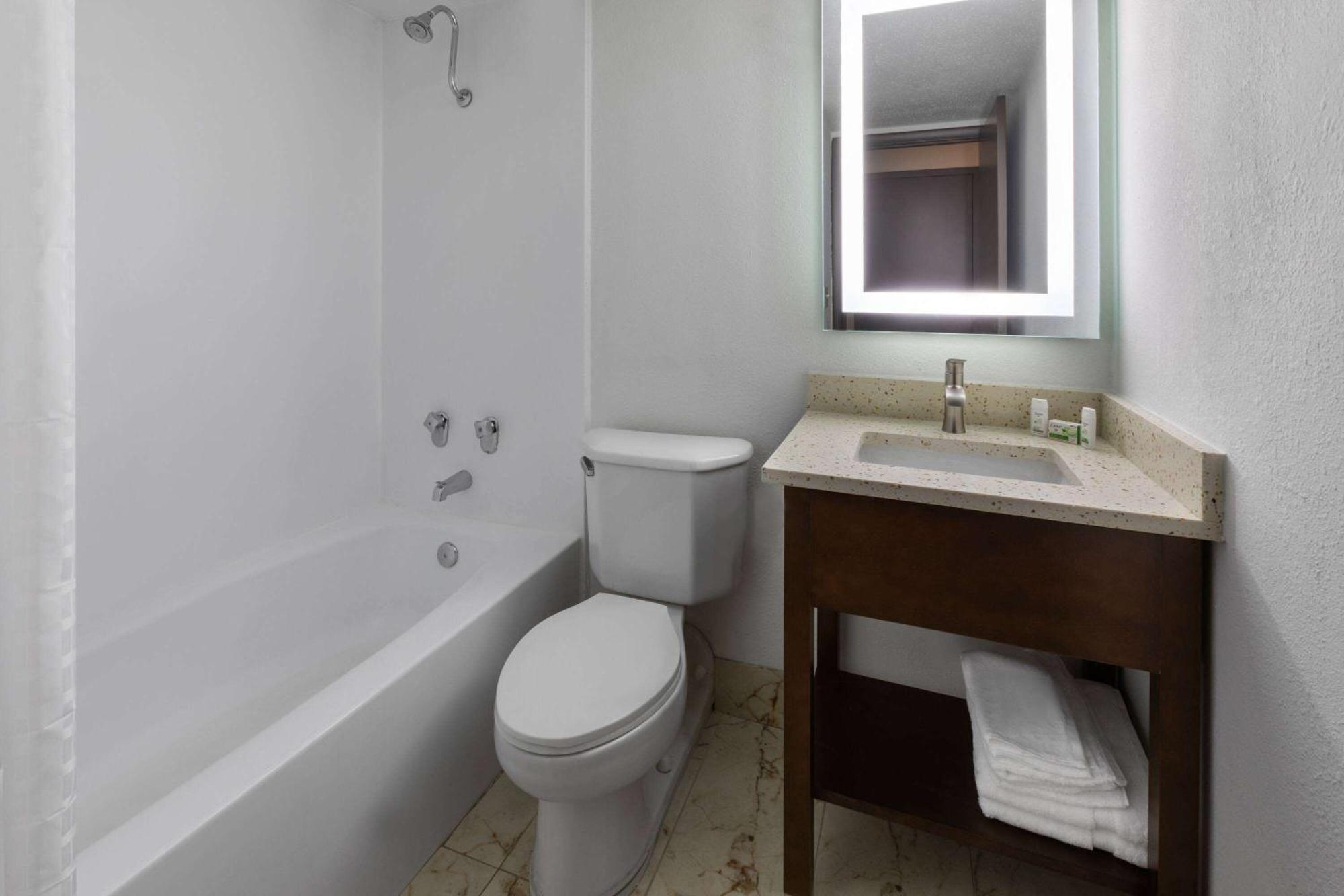Wingate By Wyndham Troy Hotel Bagian luar foto