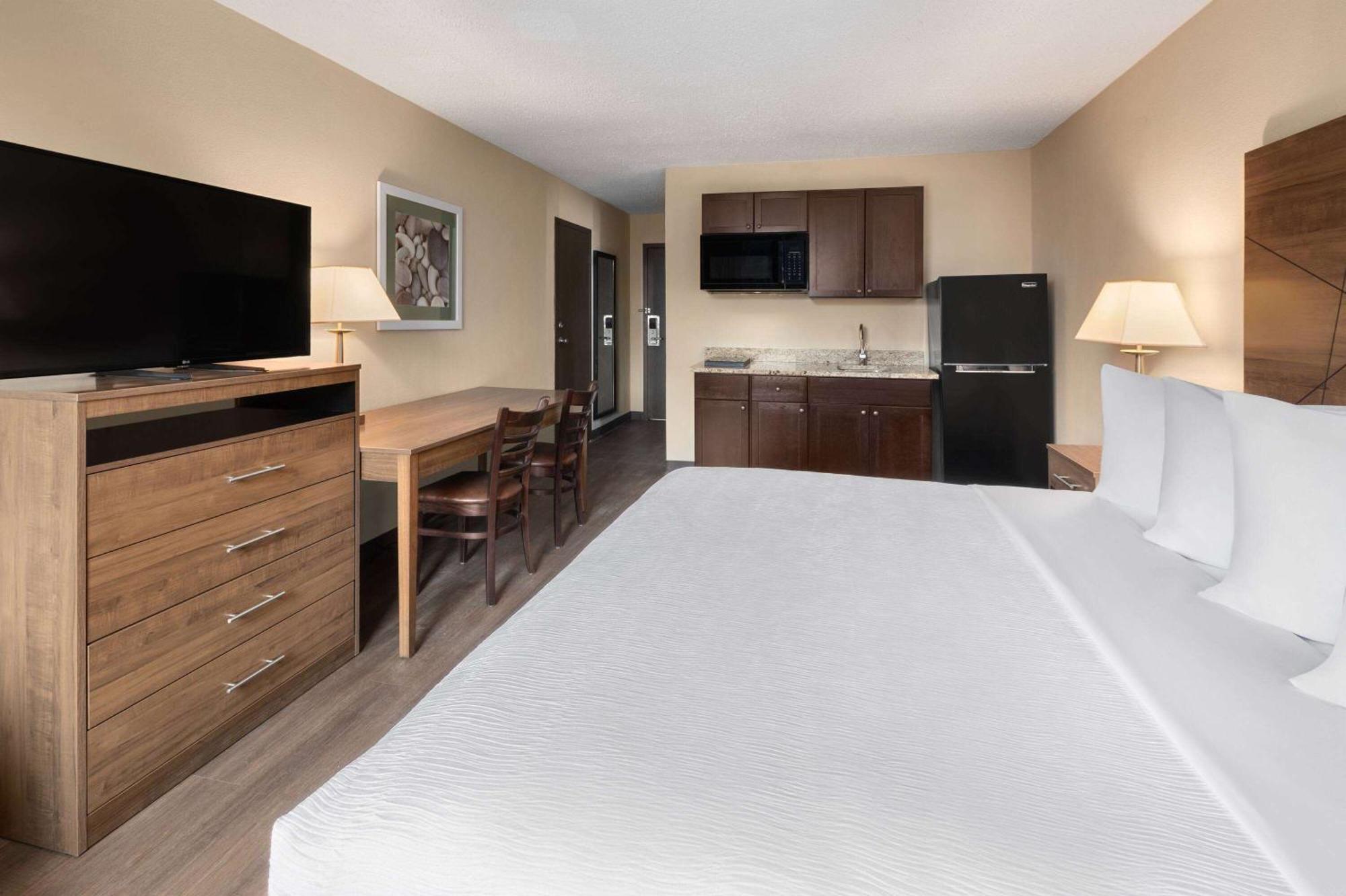 Wingate By Wyndham Troy Hotel Bagian luar foto