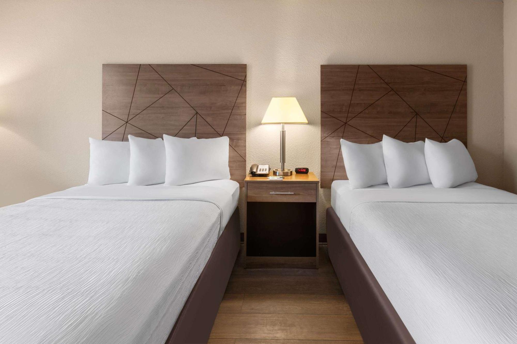 Wingate By Wyndham Troy Hotel Bagian luar foto
