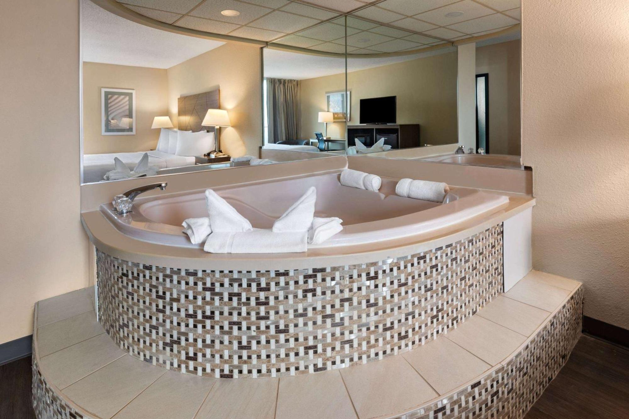 Wingate By Wyndham Troy Hotel Bagian luar foto