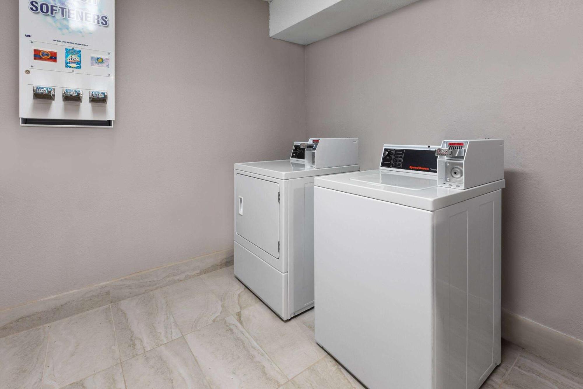Wingate By Wyndham Troy Hotel Bagian luar foto