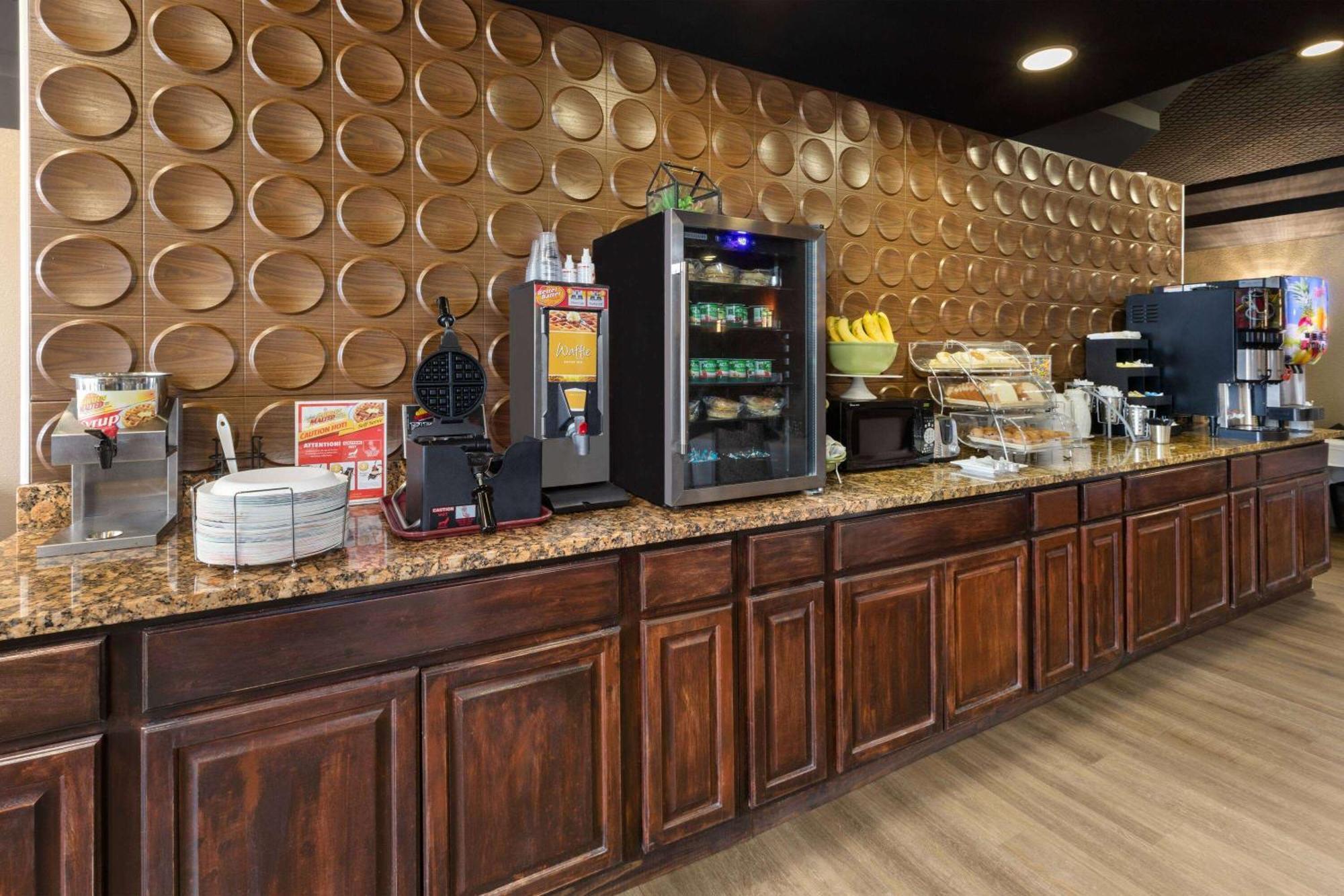 Wingate By Wyndham Troy Hotel Bagian luar foto